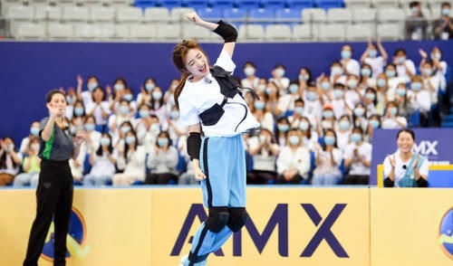 张含韵扑向蔡徐坤怀里,他的下意识举动难度太高,避嫌避出新高度