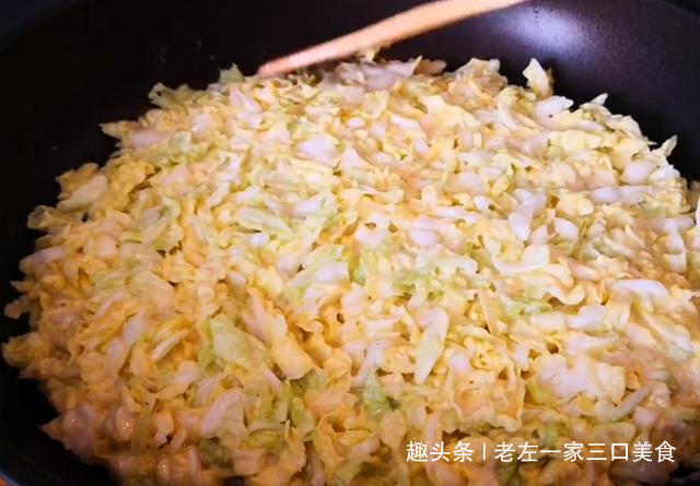 白菜里加3个鸡蛋，筷子搅一搅，这样简单一做，比吃肉还香