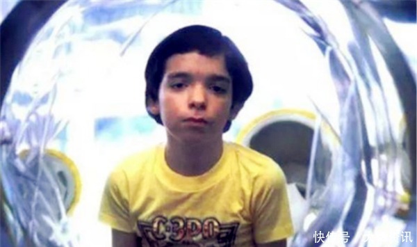 在隔离罩生活了12年的“泡泡男孩”,死亡前第一次拥抱了妈妈