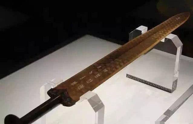 古剑|中国考古出土3把绝世古剑,一千年不朽,一黄金造就,专家:天子之剑