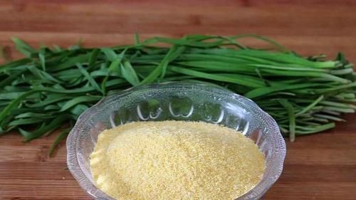 营养|一把韭菜,一碗玉米面,教你1个独特做法,简单又营养,真香