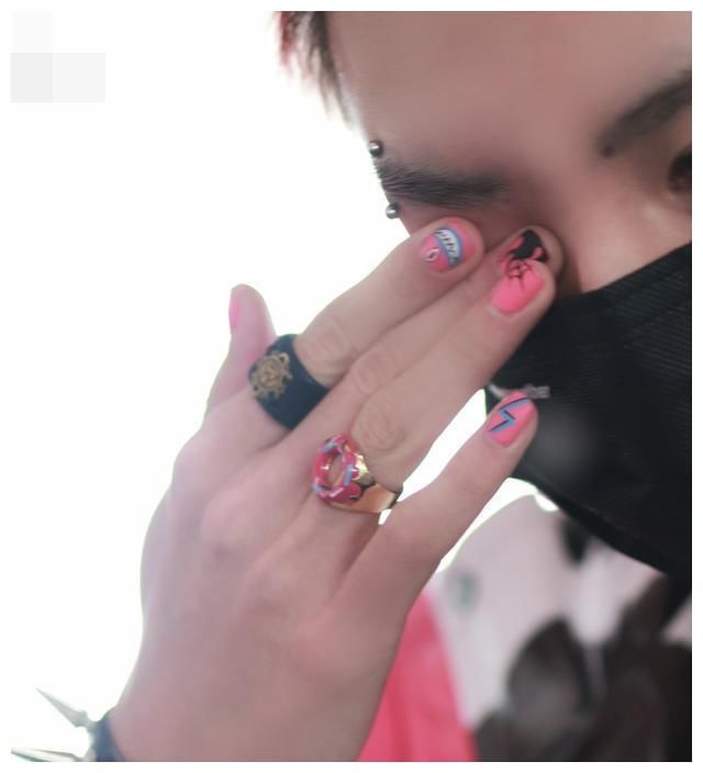 美甲|来改变一些刻板印象!男孩子做美甲怎么了?