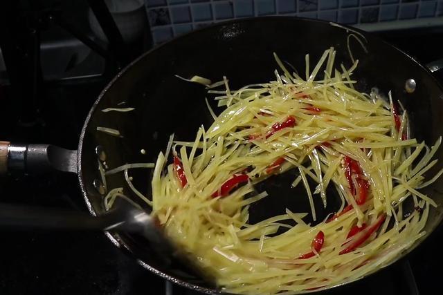 好吃的土豆丝，做法有秘诀，口感脆嫩好吃又下饭