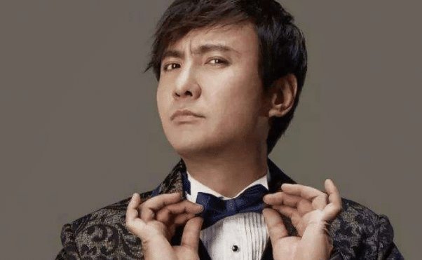 春晚舞台|他上春晚6次却3次失误，但每一次失误都成经典，网友：难怪能红