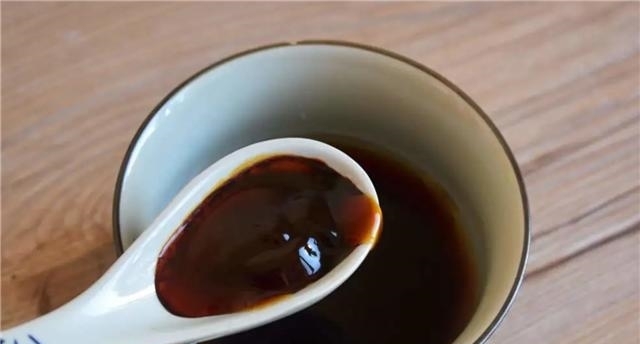 132年前,他因煮菜忘关火意外熬出黑色汤汁,如今成家家必备产品