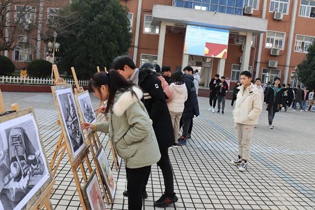 六安市张店中学举行庆元旦师生书画作品展