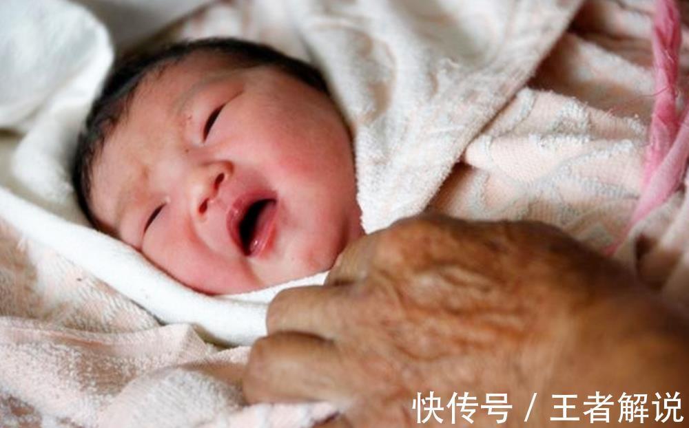 孩子|娃小时候都是和谁一起睡的？别不信，和父母一起睡的孩子更幸福！