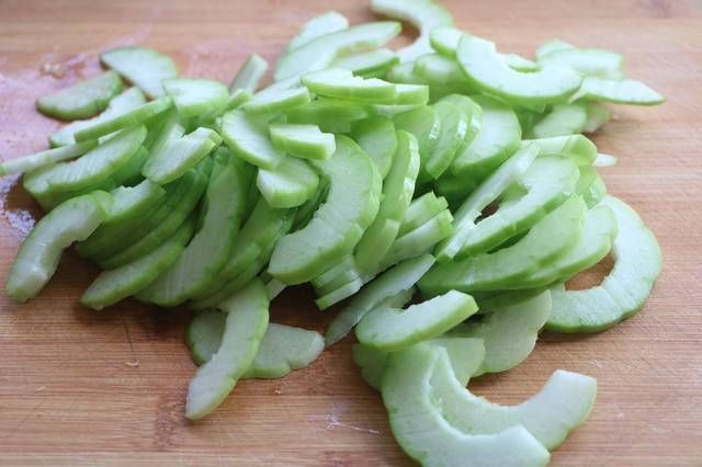 夏天别只知道凉拌黄瓜,它比黄瓜更脆爽,多吃清热解毒,再贵也值