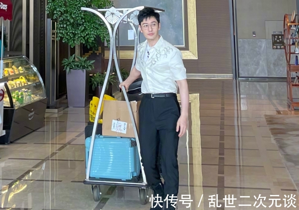 身高|黃曉明錄中餐廳被曝路透，全身照瞬間引關(guān)注，有無1米79很明顯