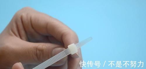 扎带|卫生间放2根塑料扎带,真是厉害了,解决了困扰大家的一个难题
