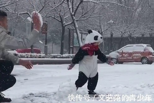 带娃|“最无情奶爸”带娃玩雪走红,奶奶提着30米大刀在赶来的路上