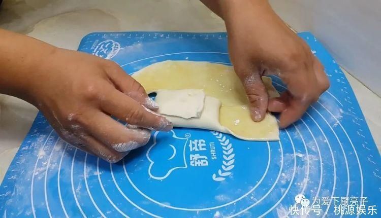 烙饼这么做太香了,开水一烫,张张柔软又劲道,学会天天不起早