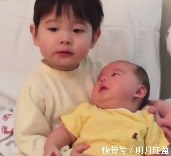 小公主|妹妹哭闹不停,哥哥抱起二宝满脸的溺爱,网友:有哥的妹妹像个宝
