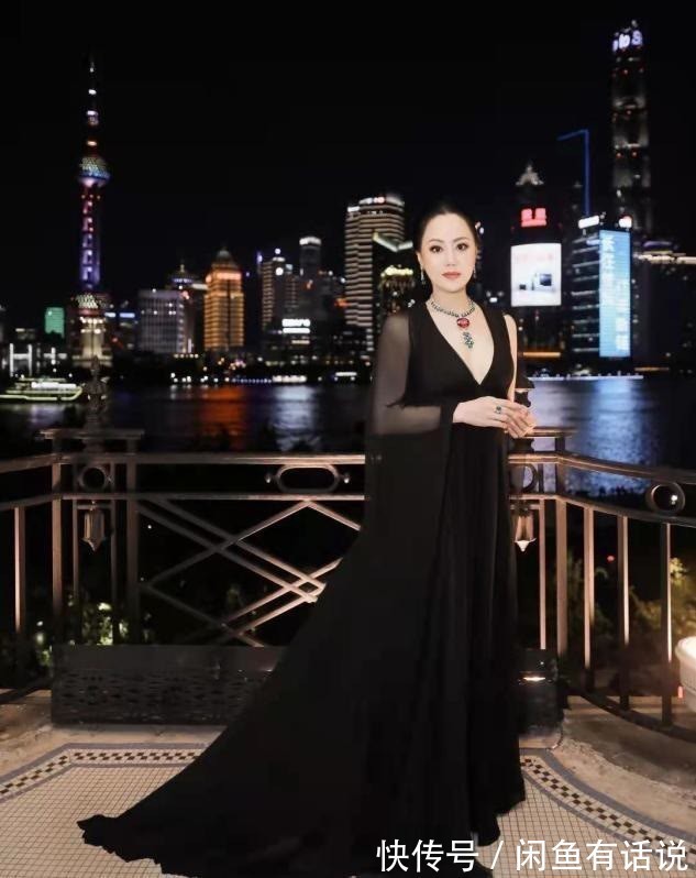 单品|章小蕙真壕,戴的项链钻石一颗比一颗大,配黑色礼服贵妇范十足