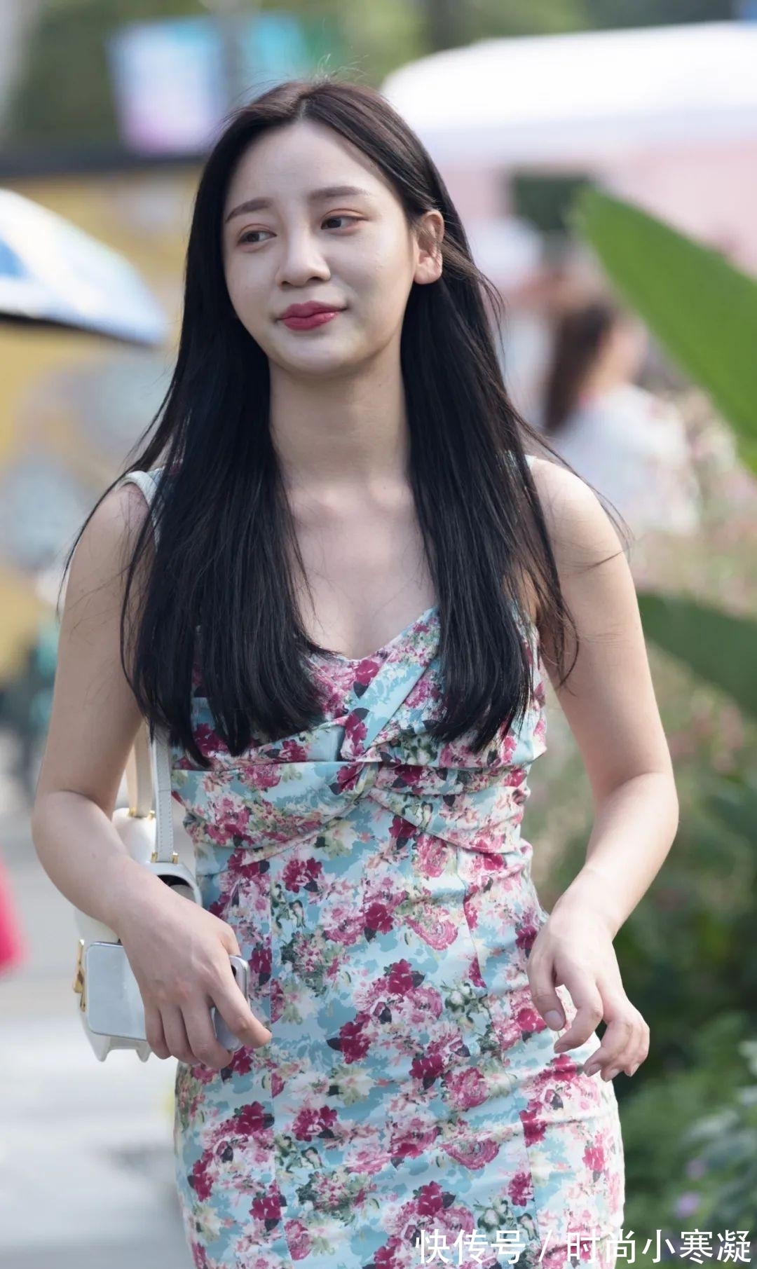 高跟鞋|碎花裙配轻熟美女，耐看且优雅迷人