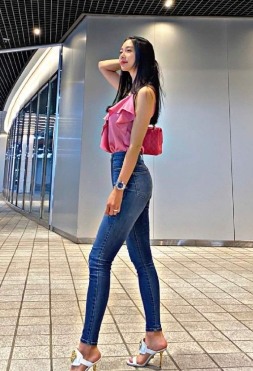 大长腿|克拉拉这身材绝了,粉色吊带配牛仔裤高挑时髦,曲线曼妙惹人羡