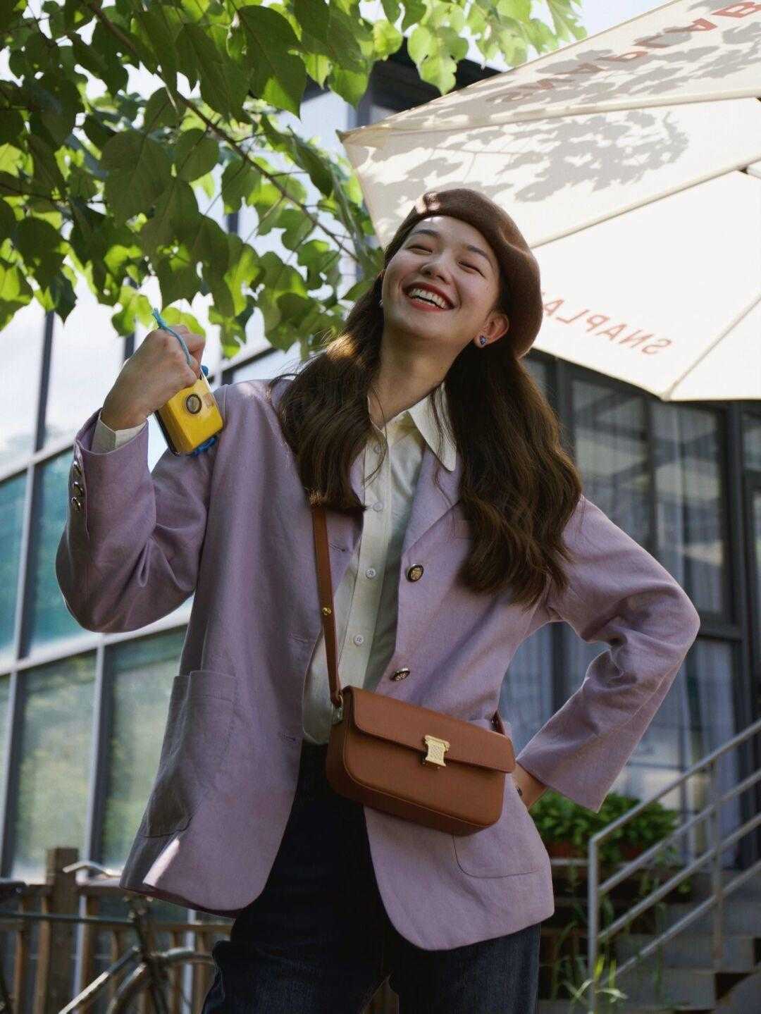 休闲|普通女孩该怎么穿才洋气?白色西服搭配百褶裙干练精致,优雅大气