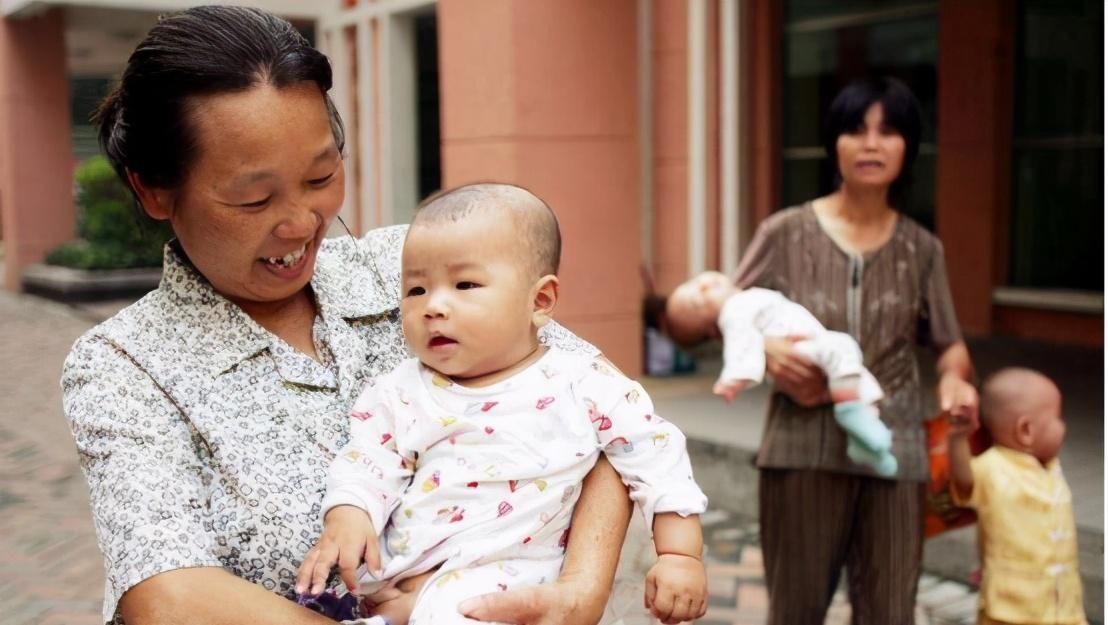 反转|奶奶带娃“画风大变”,从“露西”到“翠花”,两级反转笑翻网友