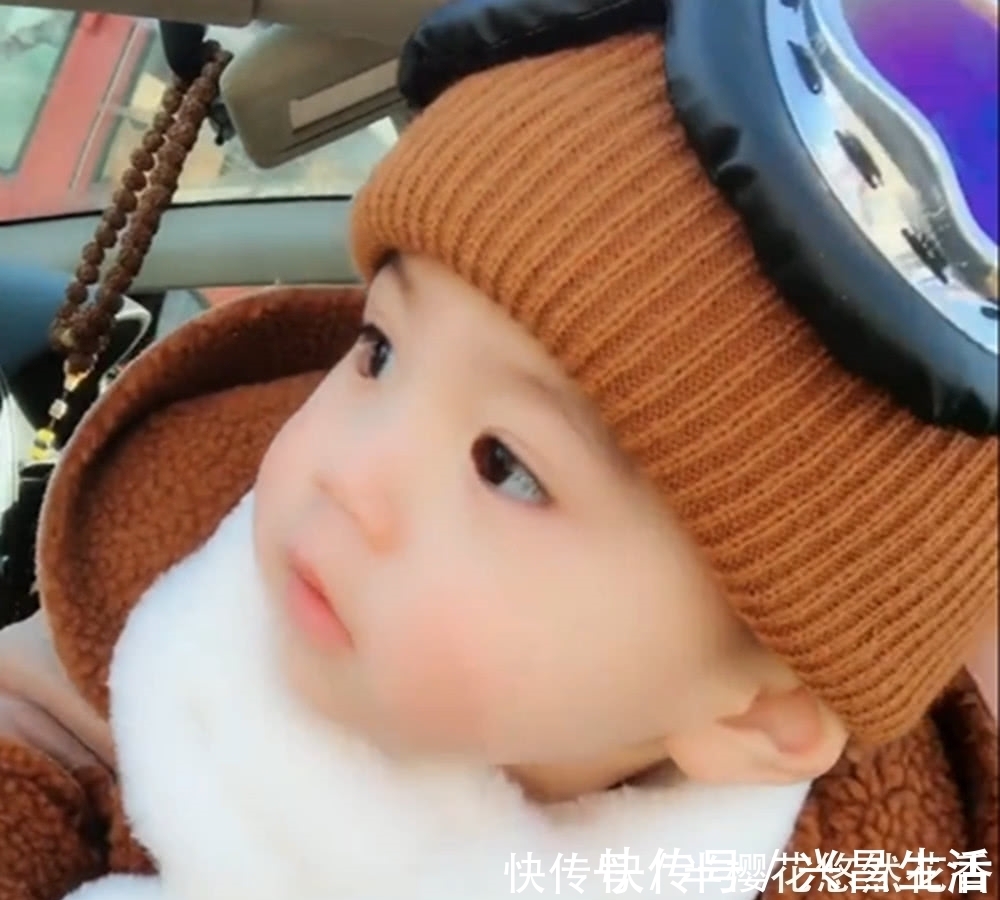 宝宝|爸爸出去买菜,宝宝在车上等着,太可爱了