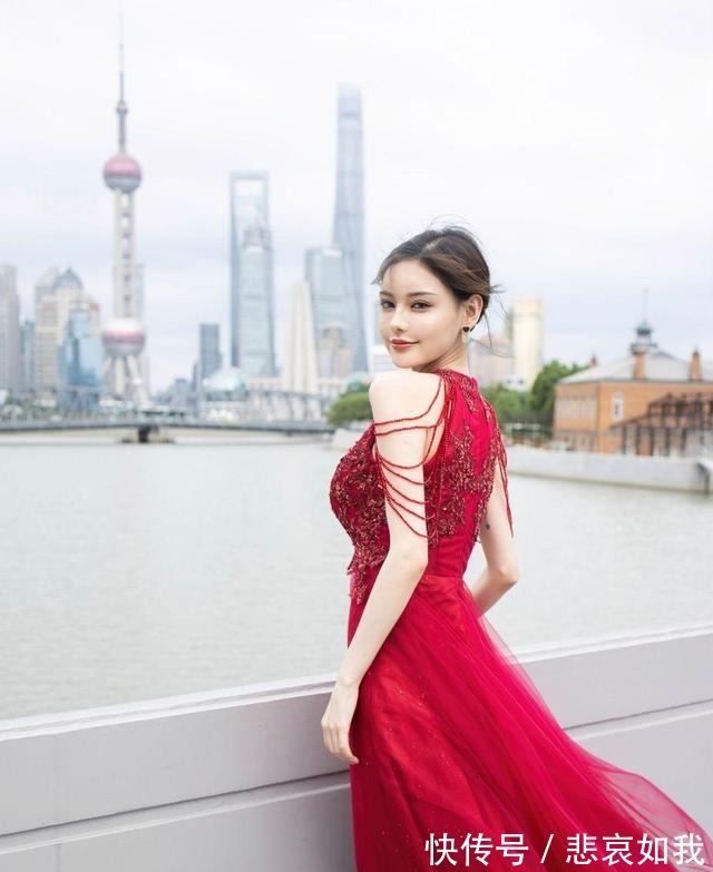 蕾丝 优雅的蕾丝提花与飘逸的蕾丝裙摆,搭配一双红色高跟鞋女神范十足!