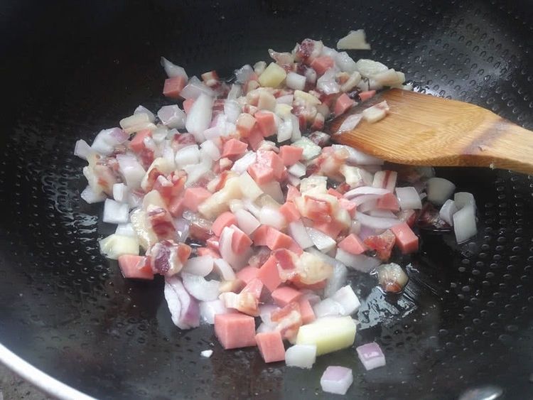 电饭锅也能做出来美味的腊肉饭，鲜香美味，有菜有肉