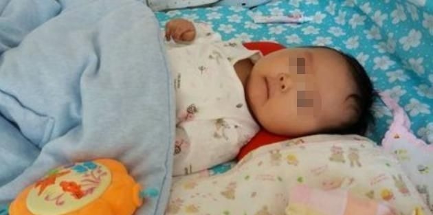 行为|宝宝睡觉时发生这3种行为,父母要注意了:娃想要睡枕头了!