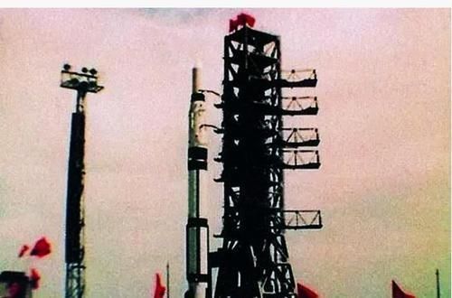 东方红 东方红一号还在轨运行,失去动力50年,它为何“永不落”