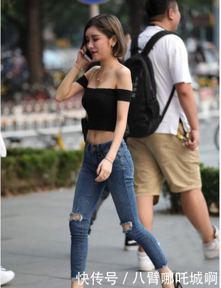 一字肩衬衫搭配暗蓝色破洞牛仔裤,时尚简约,气质不凡