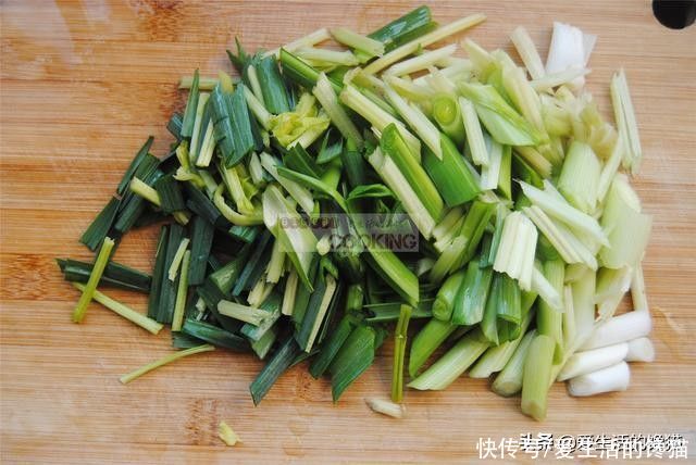  广西人爱吃这道菜，家常美味，素菜比肉抢手，炒一盘味道绝不失望