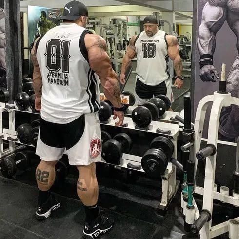 女儿|体重230斤,臂围55厘米的肌肉巨人,在女儿面前依然童心未泯