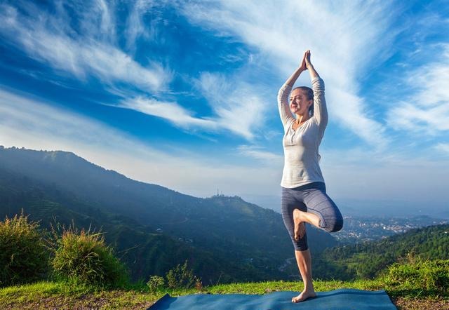 站立|两种最简单的锻炼方式靠墙站和金鸡独立,你能每天坚持吗