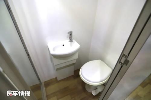 豪华|酷似高铁的房车见过吗?客厅超级大带独立儿童房,有两室一厅一卫