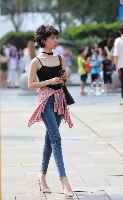 灵性|吊带配牛仔裤,红色风格衬衫系腰间,配上利落短发多了一份灵性