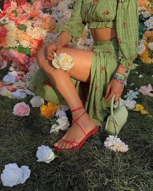 尖头鞋 女生“公认”最伤脚的4种鞋子,高跟鞋仅排第二,第一名男女都爱穿