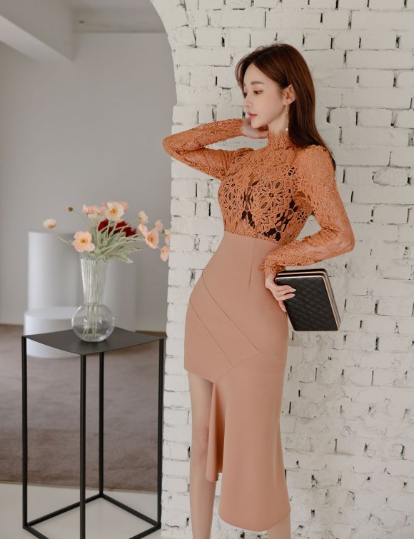 孙允珠焦糖色蕾丝绣花上衣配包臀裙，气质冷艳高雅，透着一股成熟