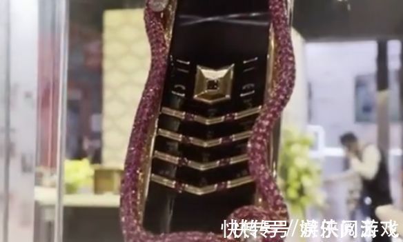 黑金色|VERTU展示新款眼镜蛇手机:配私人管家 售价289万元
