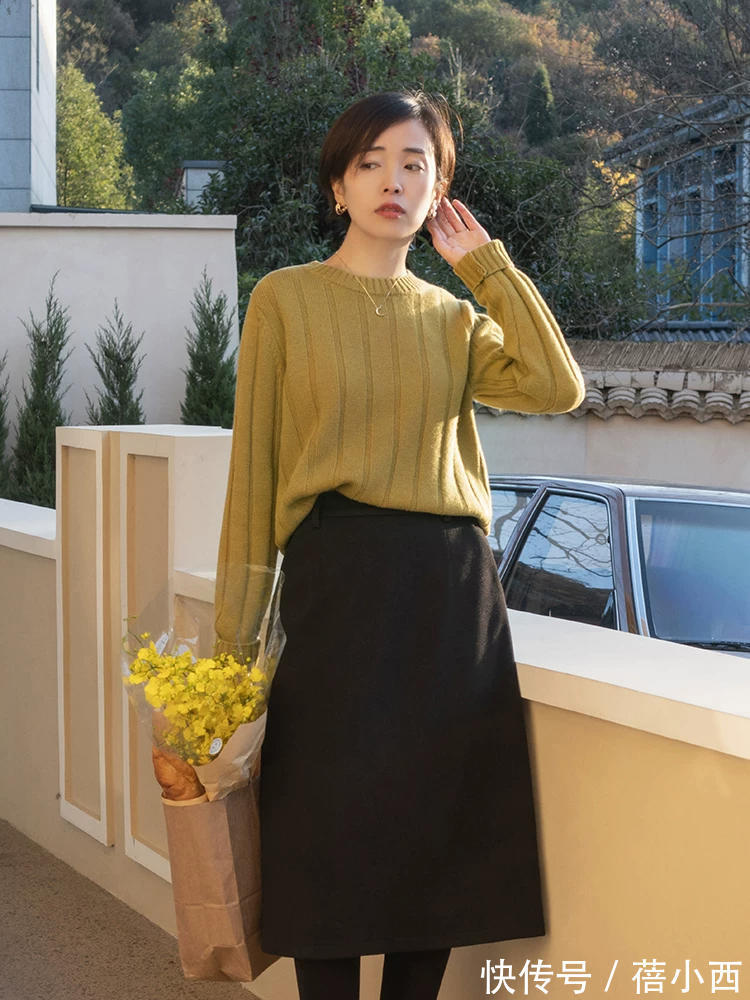 气质 30+女性看过来!今年流行“圆领毛衣”,简约设计穿出气质女人味