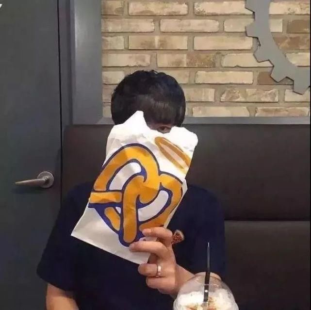 你说话时笑起来的模样真的胜过世间万物