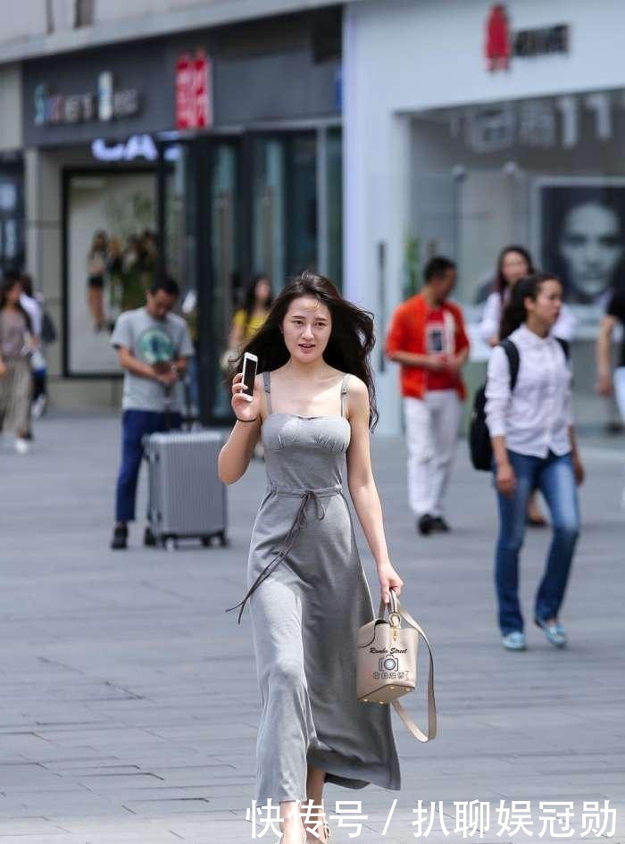 干练|少妇一袭长裙,眼神犀利,尽显干练利落