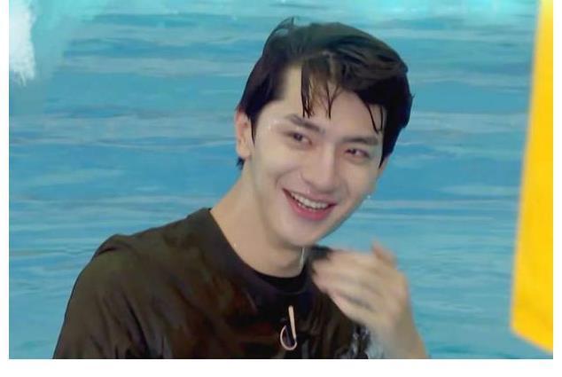 《奔跑吧》：白鹿整蛊队友遭吐槽，秦霄贤3次落水，网友：没必要