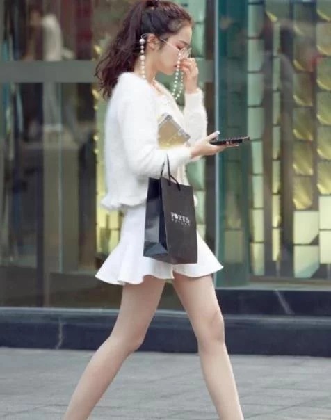 街拍:乌黑亮丽的头发,白色连身裙清纯无敌,优雅女神范儿