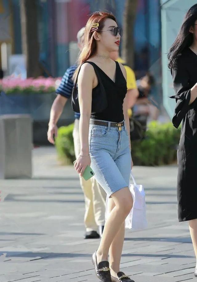 九分裤失宠了, 如今“五分裤”才是香饽饽, 时髦百搭又青春活力!