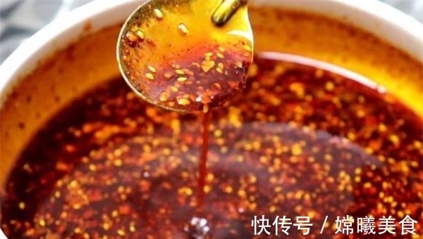 大厨|做辣椒油时，直接淋热油就错了！大厨教你正确做法，辣椒油香又亮