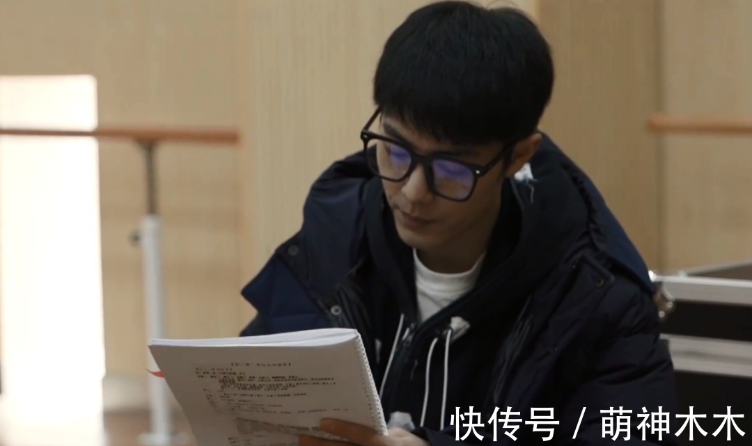 肖战|《如梦之梦》排练花絮曝光，肖战热心为同事拍背，认真学抱娃姿势