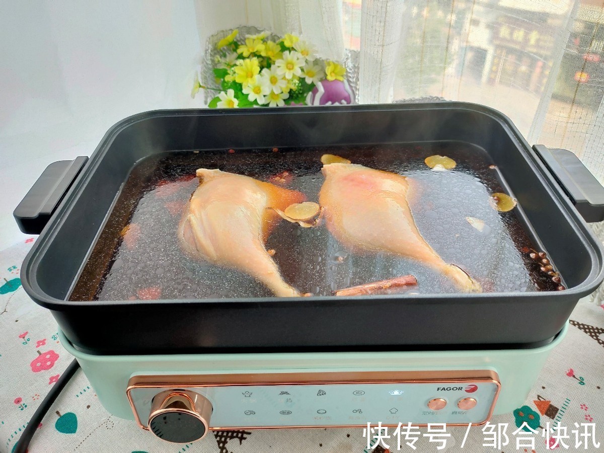 植物油|鸭肉不要再用水煮了,倒入一碗酱油,越焖越香,一盘不够吃