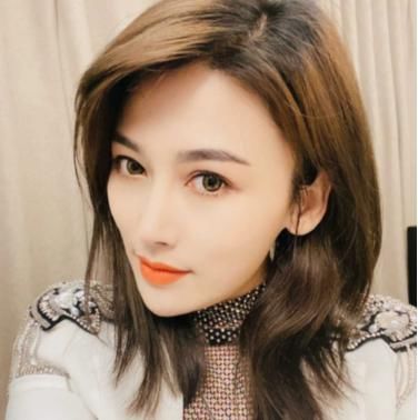 湖南卫视主持人咏儿陌陌直播间献唱 网友大呼可直接出圈