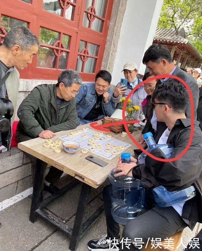 李晨|苗苗郑恺合体录跑男现场照曝光，女方肤白貌美，郑恺全程追妻被虐