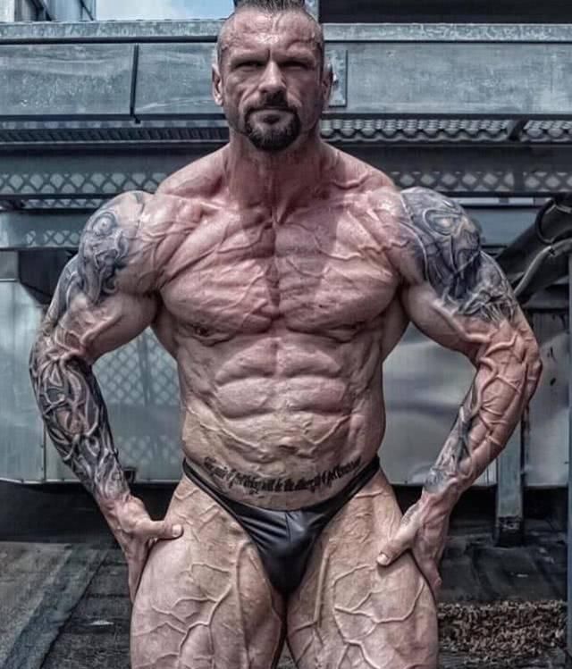 肌肉男|世界最低体脂肌肉男,一次吃十斤生牛肉,肌肉像拉丝一样血管暴突