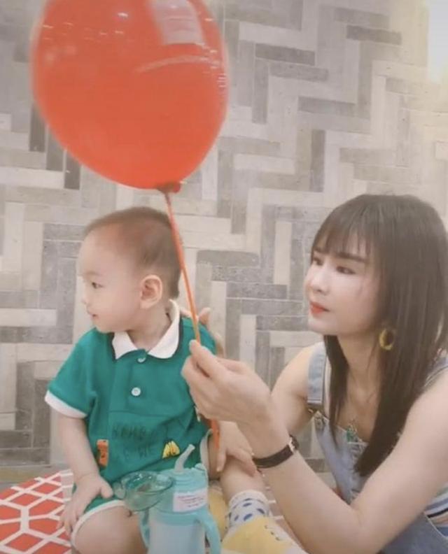 宝爸|最年轻姥姥走红,搭配时髦不耽误带外孙,年轻之心堪比伊能静