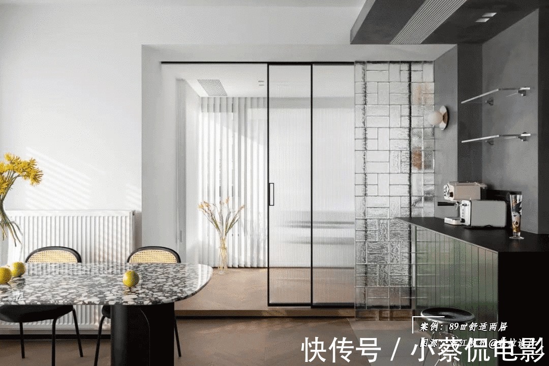 水泥|89㎡舒适两居，装修巧用「百叶窗+玻璃砖」，高级又通透！